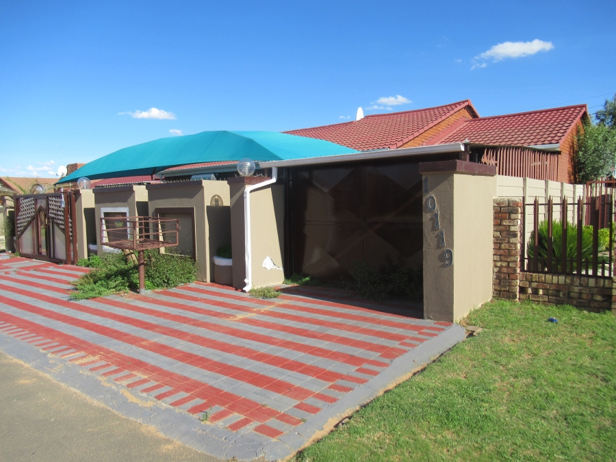 4 Bedroom Property for Sale in Thabong Free State